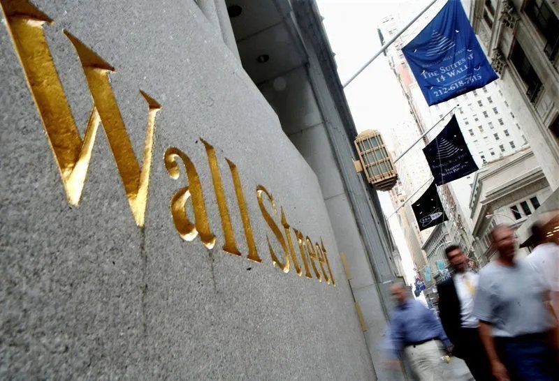 Wall Street se recupera, mas mercado segue em alerta sobre venda de títulos