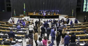 Direita decide votar a favor do fim da escala 6x1