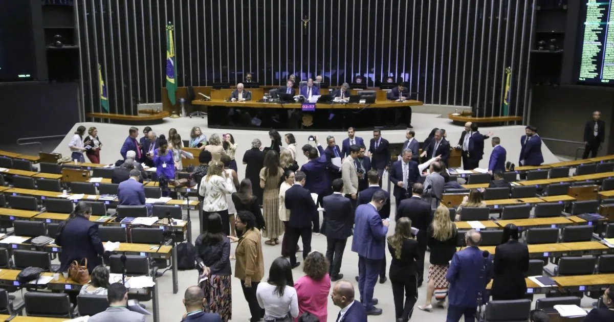 Direita decide votar a favor do fim da escala 6x1