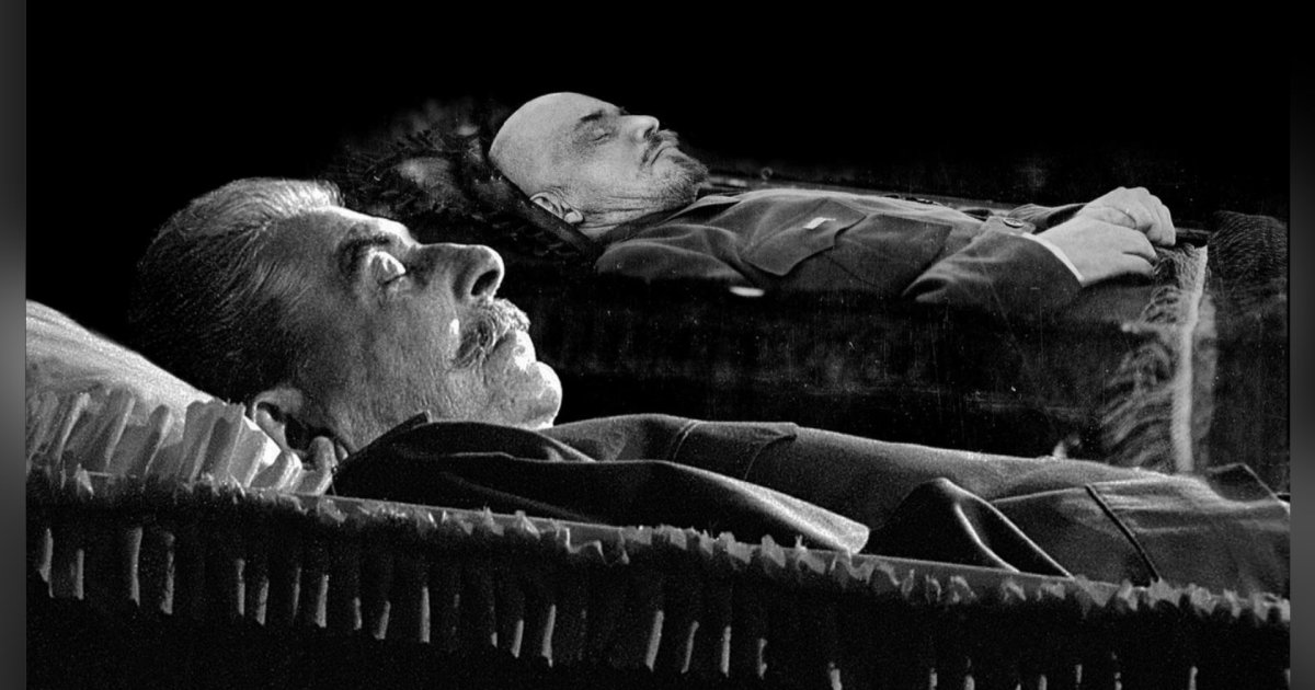 Em plena noite de Halloween, soviéticos tiraram o corpo de Stalin do mausoléu de Moscou após história sobre o 'fantasma' de Lênin