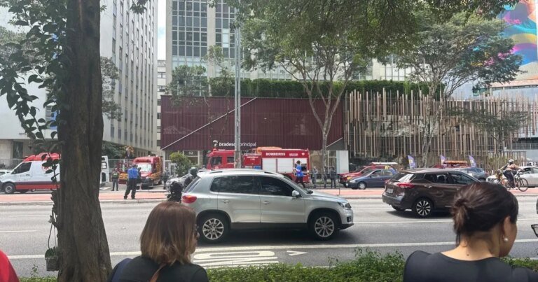 Explosão de bueiro deixa três feridos na avenida Paulista