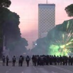 Manifestantes disparam fogos de artifício contra a polícia na Albânia