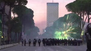Manifestantes disparam fogos de artifício contra a polícia na Albânia