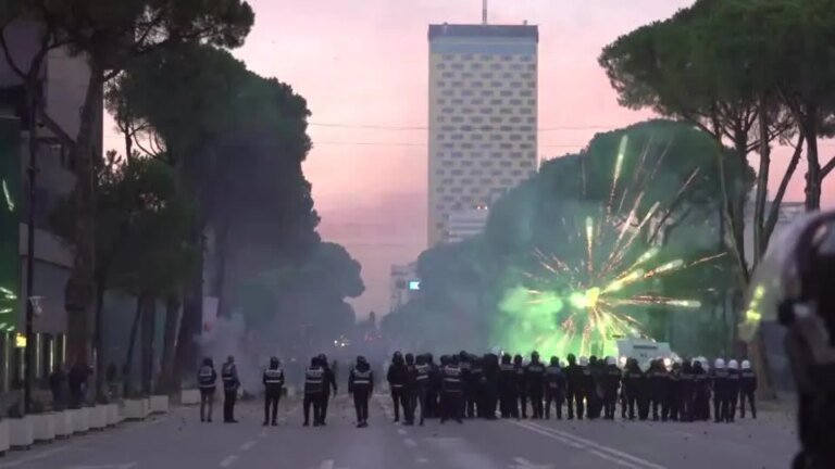 Manifestantes disparam fogos de artifício contra a polícia na Albânia