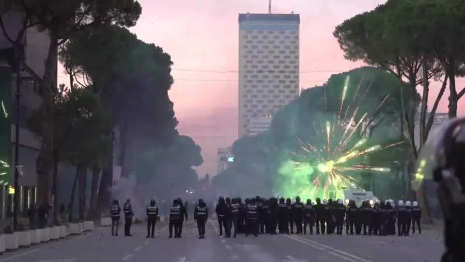 Manifestantes disparam fogos de artifício contra a polícia na Albânia