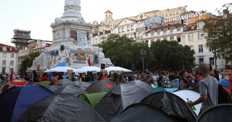 Manifestantes ocupam praças em Portugal e prometem continuar protestos