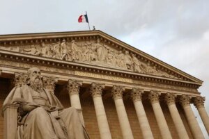 Ministros da Zona do Euro pedem à França que aprove orçamento de 2027