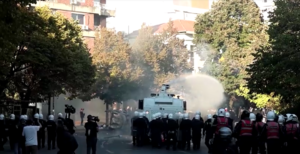 Protestantes atiram coquetéis Molotov contra a polícia na Albânia