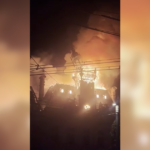 Vídeo: Prédio histórico desaba na França após ser incendiado em protestos