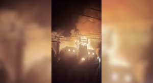Vídeo: Prédio histórico desaba na França após ser incendiado em protestos