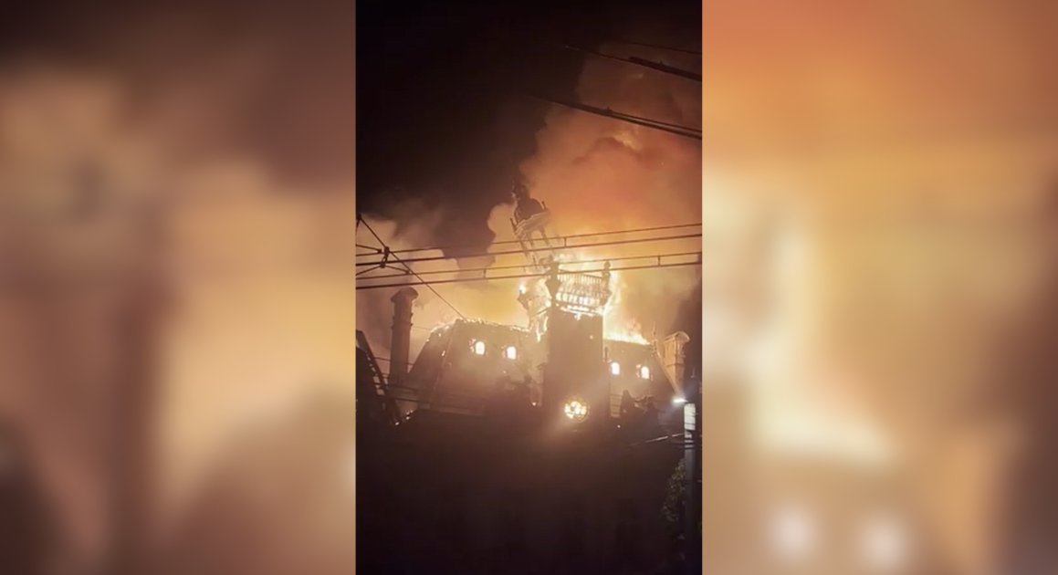 Vídeo: Prédio histórico desaba na França após ser incendiado em protestos
